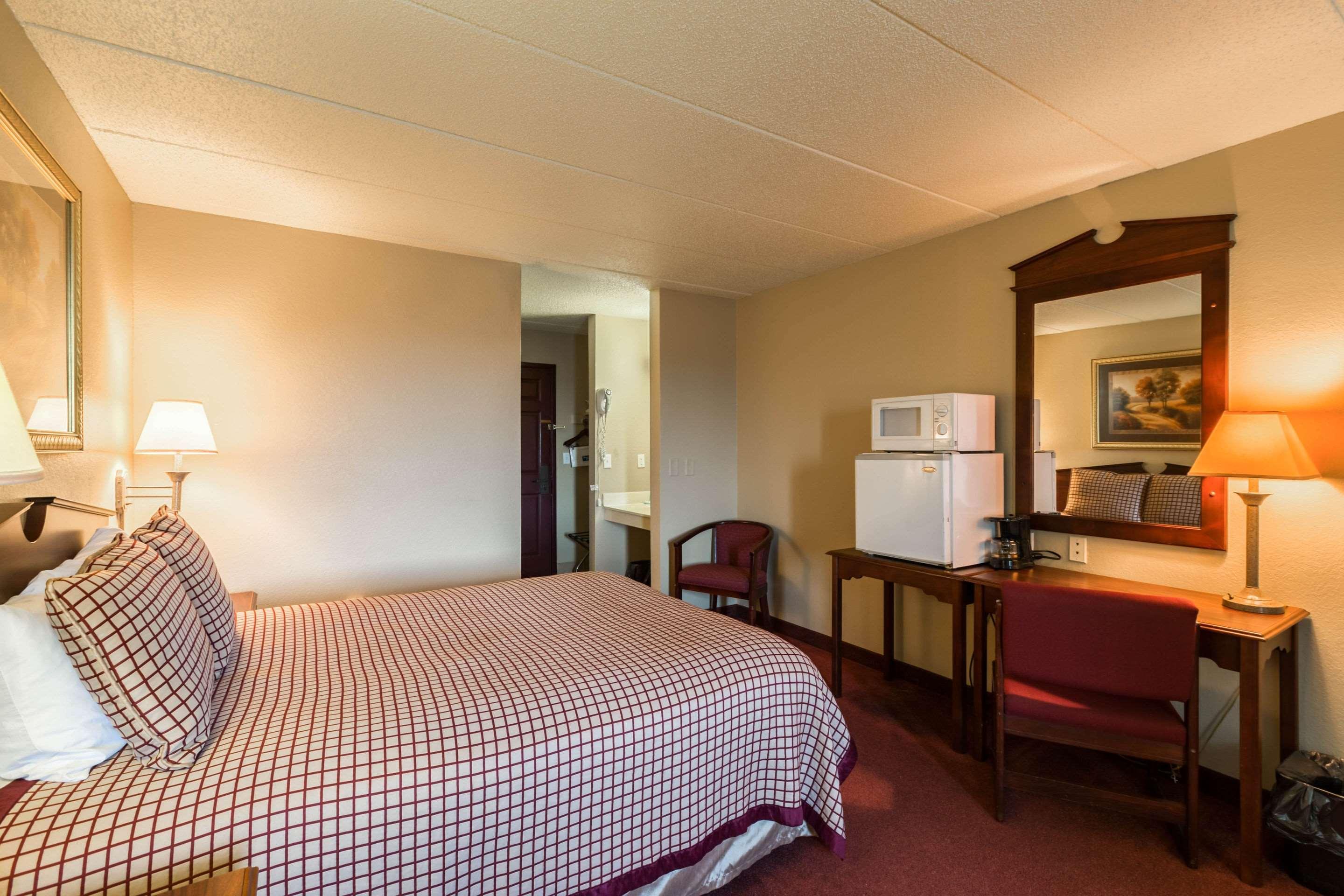 Rodeway Inn Norfolk Exterior photo